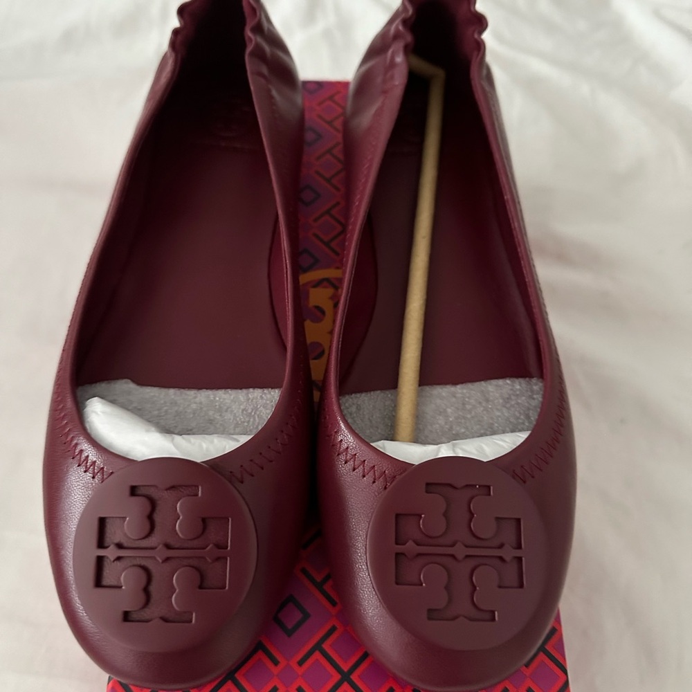 Tory Burch BALLET FLATS MAROON BRAND NEW - never worn.